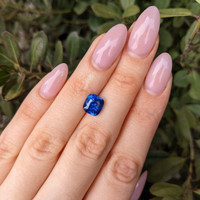 4.01 Ct. Blue Sapphire from Ceylon (Sri Lanka) Life Style