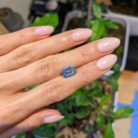 5.01 Ct. Bi Color Sapphire from Ceylon (Sri Lanka) Life Style