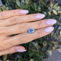 5.01 Ct. Bi Color Sapphire from Ceylon (Sri Lanka) Life Style