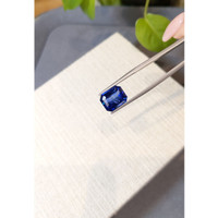 6.80 Ct. Blue Sapphire from Ceylon (Sri Lanka) Life Style