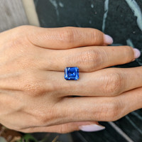4.07 Ct. Blue Sapphire from Ceylon (Sri Lanka) Life Style