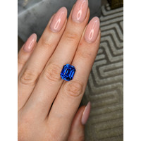 9.55 Ct. Blue Sapphire from Ceylon (Sri Lanka) Life Style