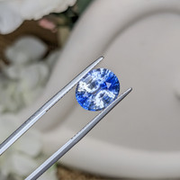 4.93 Ct. Bi Color / Parti Sapphire from Ceylon (Sri Lanka) Life Style