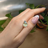 7.65 Ct. Bi Color / Parti Sapphire from Ceylon (Sri Lanka) Life Style