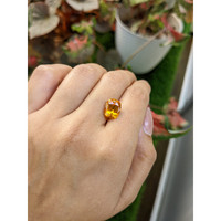 5.12 Ct. Yellowish Orange Sapphire from Ceylon (Sri Lanka) Life Style