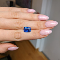 4.97 Ct. Blue Sapphire from Ceylon (Sri Lanka) Life Style