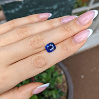 4.01 Ct. Blue Sapphire from Ceylon (Sri Lanka) Life Style