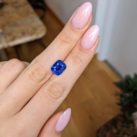 4.58 Ct. Blue Sapphire from Ceylon (Sri Lanka) Life Style