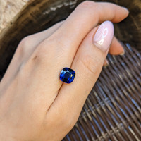 5.04 Ct. Blue Sapphire from Ceylon (Sri Lanka) Life Style