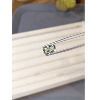 4.03 Ct. Yellowish Green Sapphire from Ceylon (Sri Lanka) Life Style