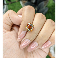 5.03 Ct. Bi Color / Parti Sapphire from Madagascar Life Style