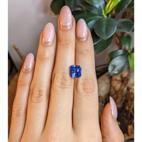 5.01 Ct. Blue Sapphire from Ceylon (Sri Lanka) Life Style