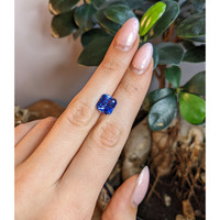 5.01 Ct. Blue Sapphire from Ceylon (Sri Lanka) Life Style