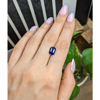 4.24 Ct. Blue Sapphire from Ceylon (Sri Lanka) Life Style