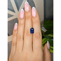 4.52 Ct. Blue Sapphire from Ceylon (Sri Lanka) Life Style