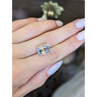 9.06 Ct. Bi Color Sapphire from Ceylon (Sri Lanka) Life Style