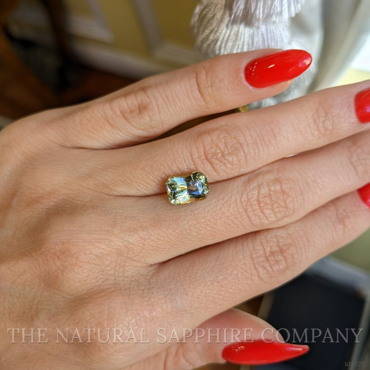 3.26 Ct. Bi Color Sapphire from Ceylon (Sri Lanka)